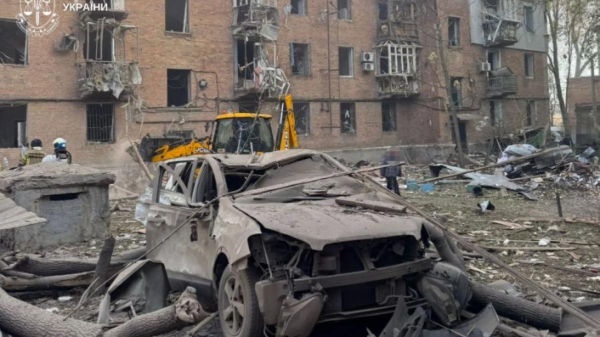 rusii au atacat dnipro cu drone si rachete timp de zece ore doi morti 21 de raniti sunt oameni inca prinsi sub daramaturi