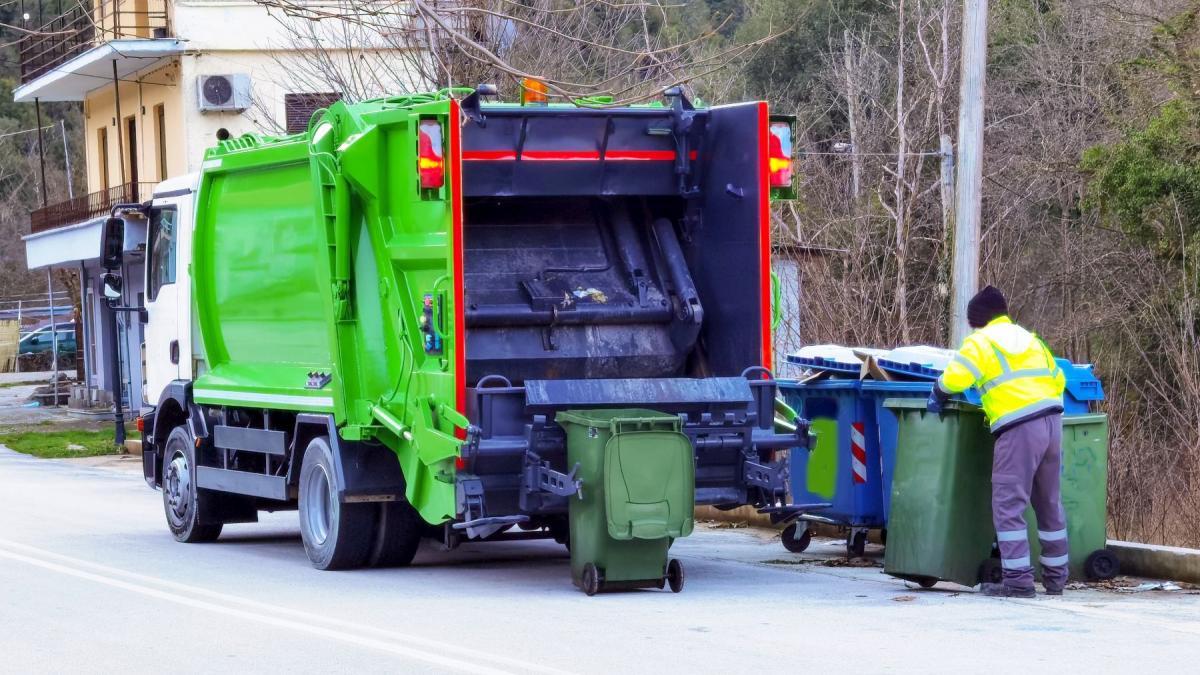 un roman care adormise intr un tomberon a fost luat odata cu deseurile si aruncat in masina care compacta gunoiul socant
