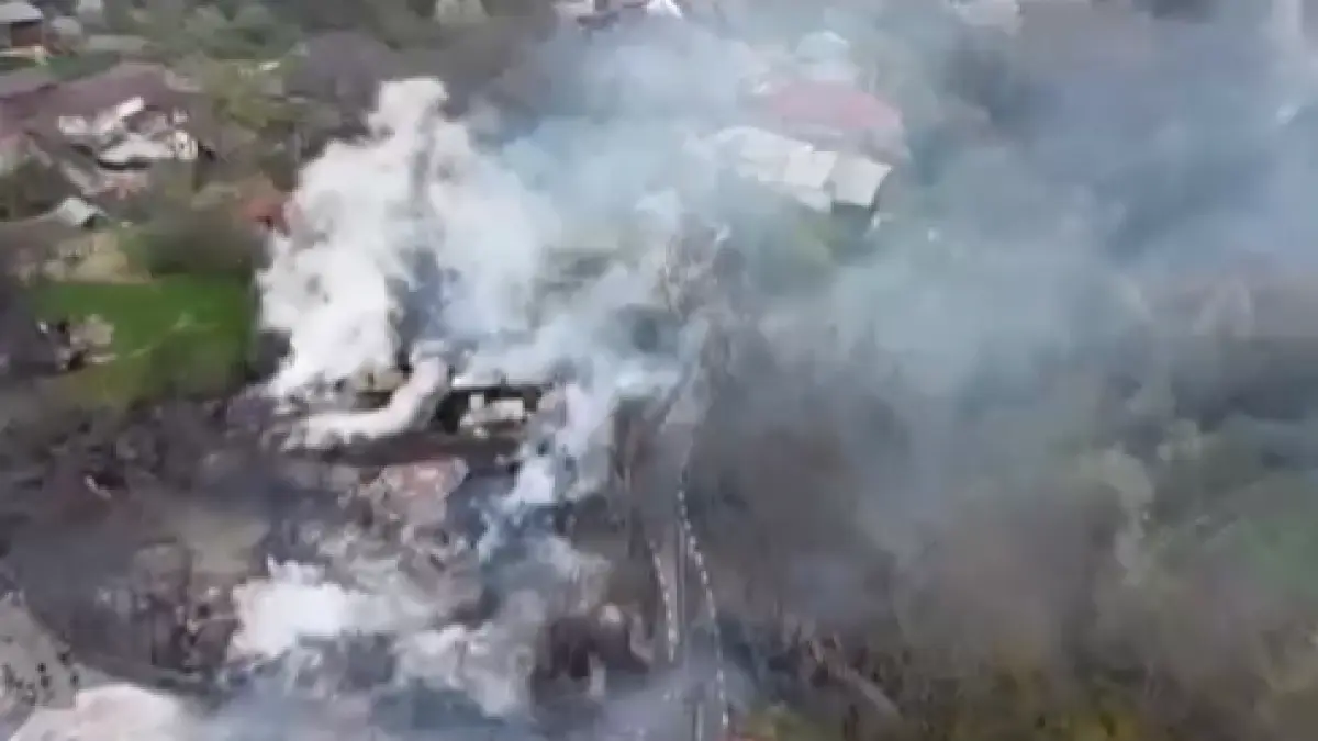11 case din lemn au luat foc in vrancea pompierii au intervenit cu 13 autospeciale exista riscul propagarii flacarilor