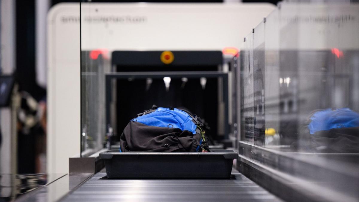 bagaje si lucruri personale pe banda de control in aeroport