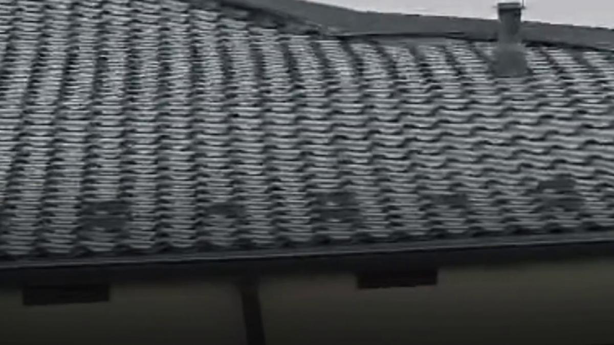 dezastru in moldova din cauza vantului puternic momentul in care rafalele smulg acoperisul unui bloc furtuna de nisip la iasi