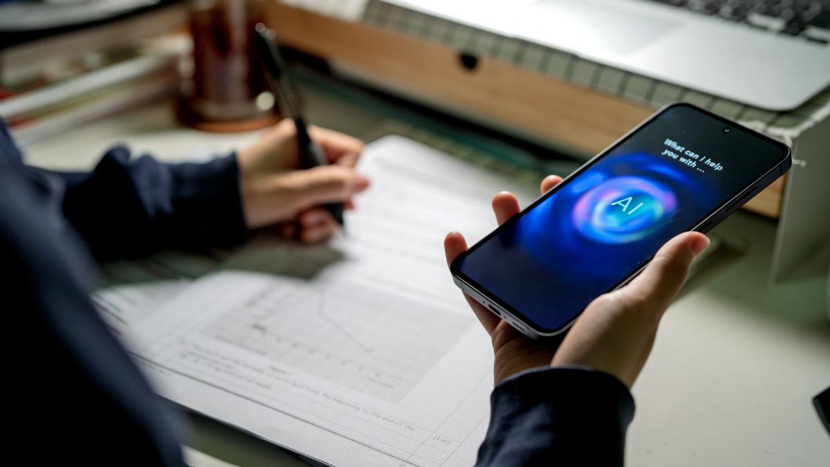 barbat care scrie e foi si are pe telefon ai