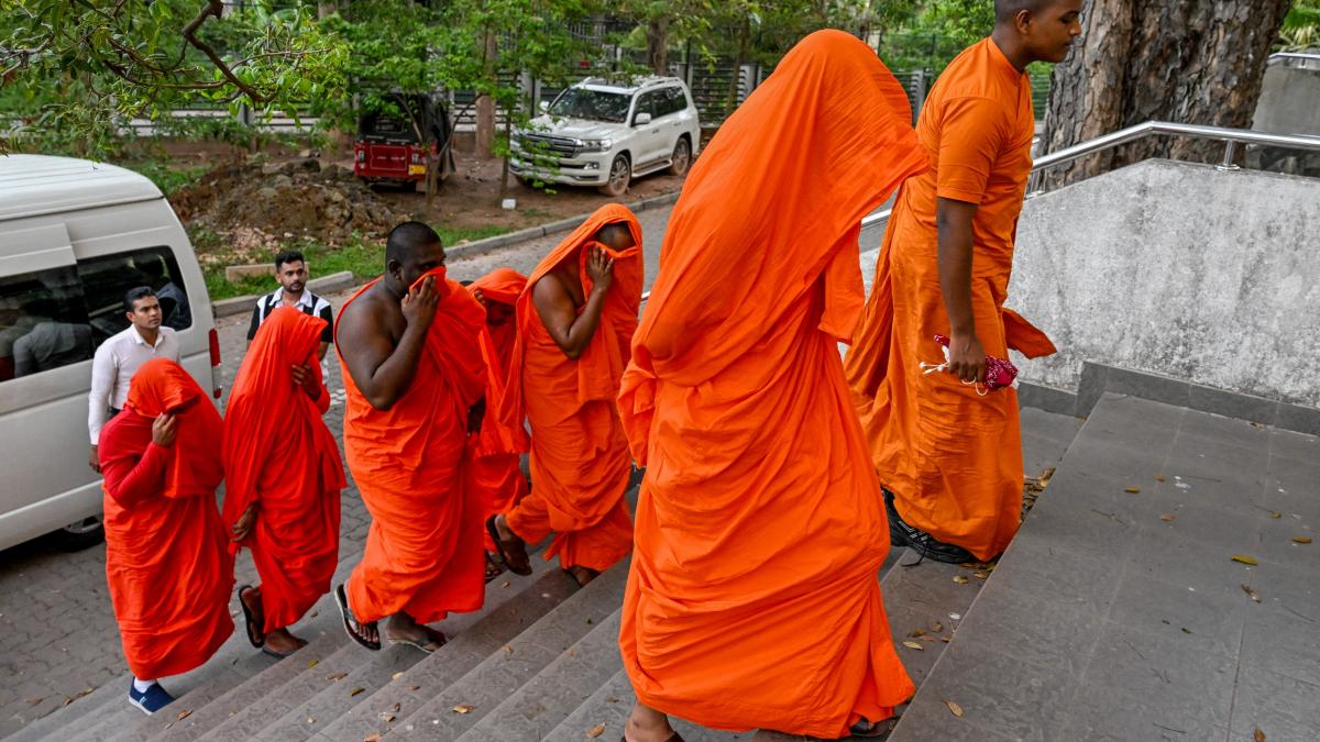 22 de calugari au fost arestati in sri lanka dupa ce vamesii au descoperit 110 kilograme de cannabis in bagajele lor