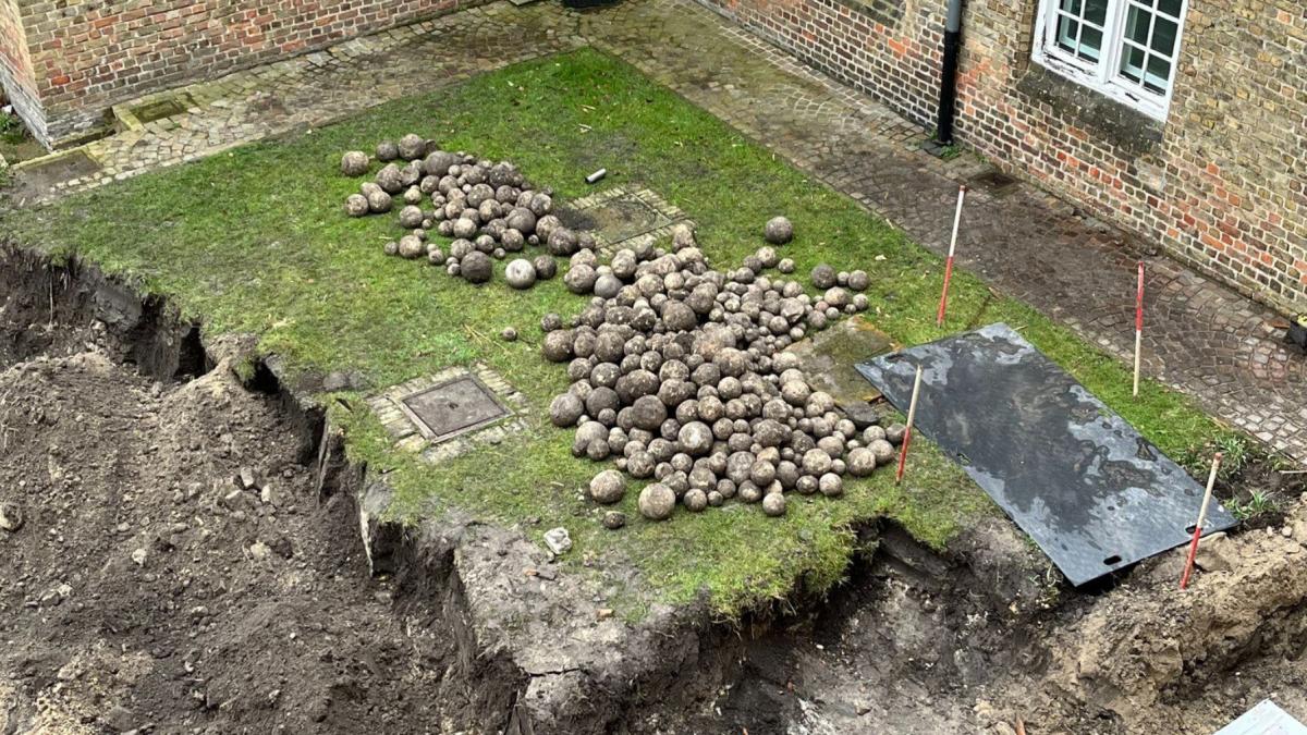 descoperire arheologica surpriza pe santierul primariei 500 de ghiulele medievale au fost gasite in centrul unui oras din belgia