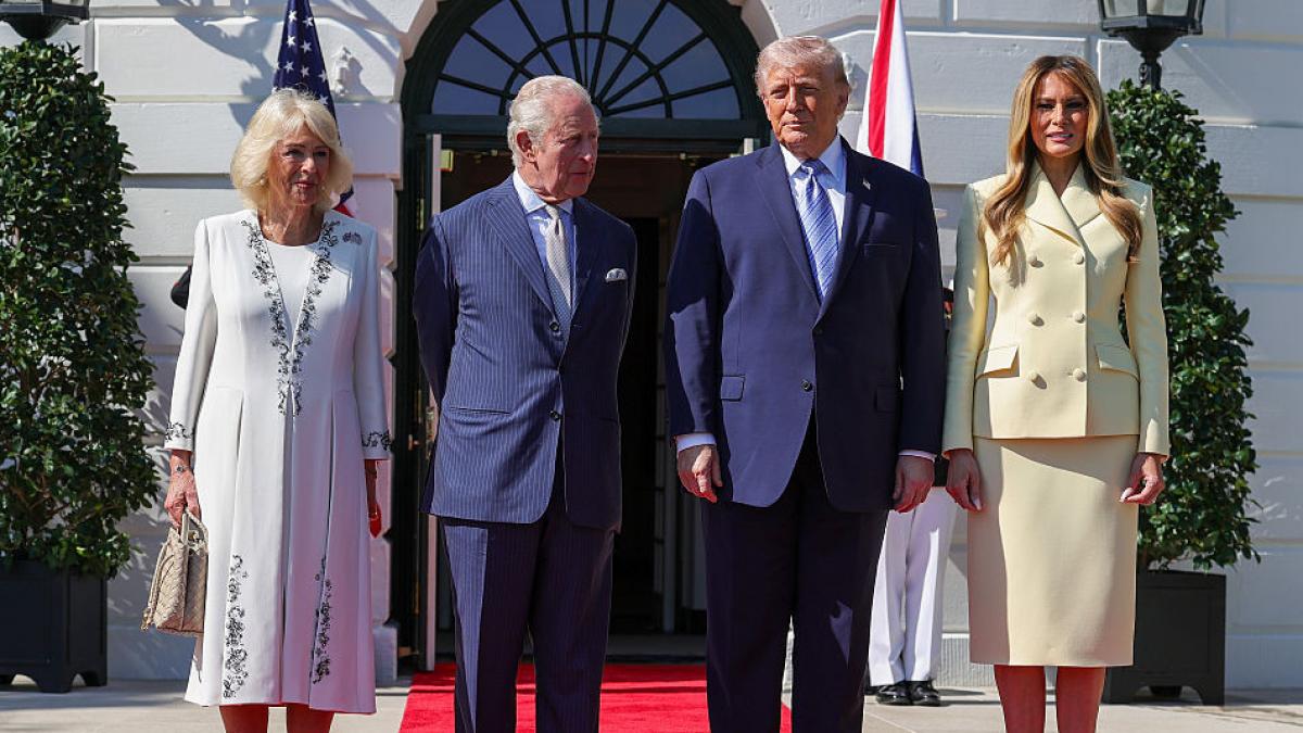 regele charles isi incepe vizita de stat in sua monarhii britanici au fost intampinati de melania si donald trump la casa alba