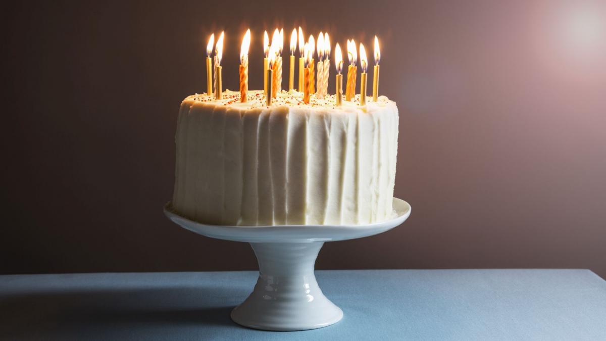 un barbat si a omorat trei prieteni dupa ce acestia l au manjit cu tort la petrecerea de ziua lui