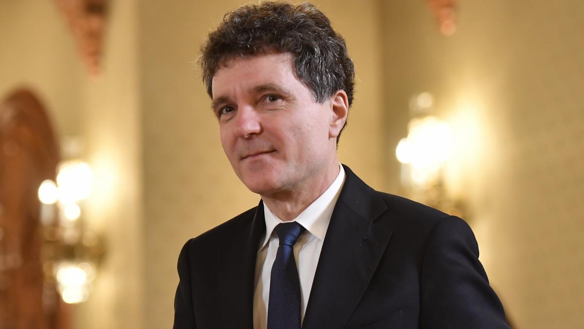 presedintele romaniei nicusor dan uitandu se in lateral