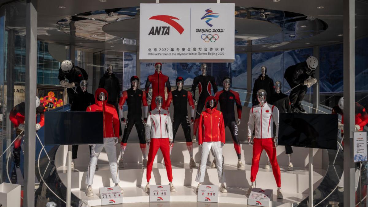 poza in care apar echipamente sportive de la Anta Sports într-un magazin din Beijing, China