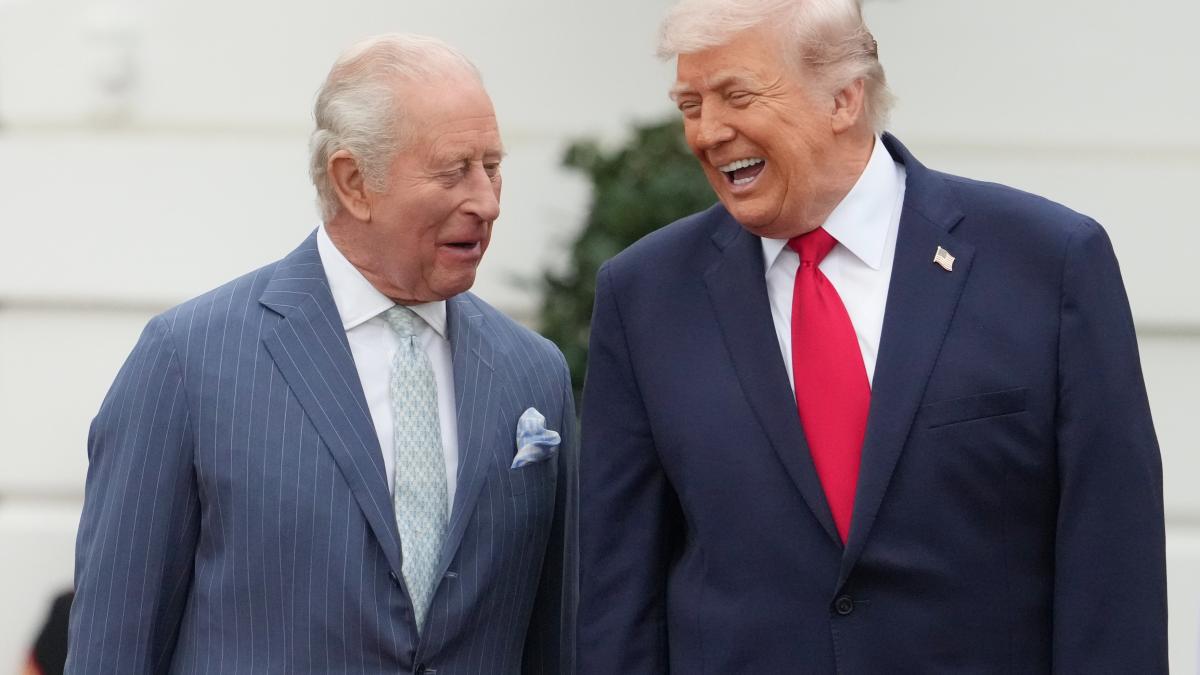 Donald Trump și Charles râzând