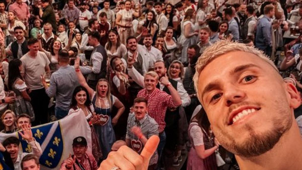 ermedin demirovic care a promis bere gratis daca bosnia ajunge la cm 2026 s a tinut de cuvant 800 de litri pentru 2 500 de fani