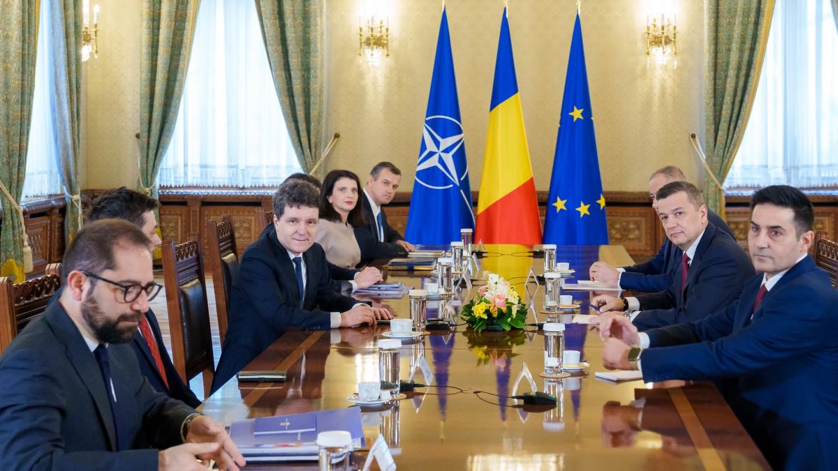 presedintele romaniei nicusor dan si mai multi lideri politici romani la negocieri