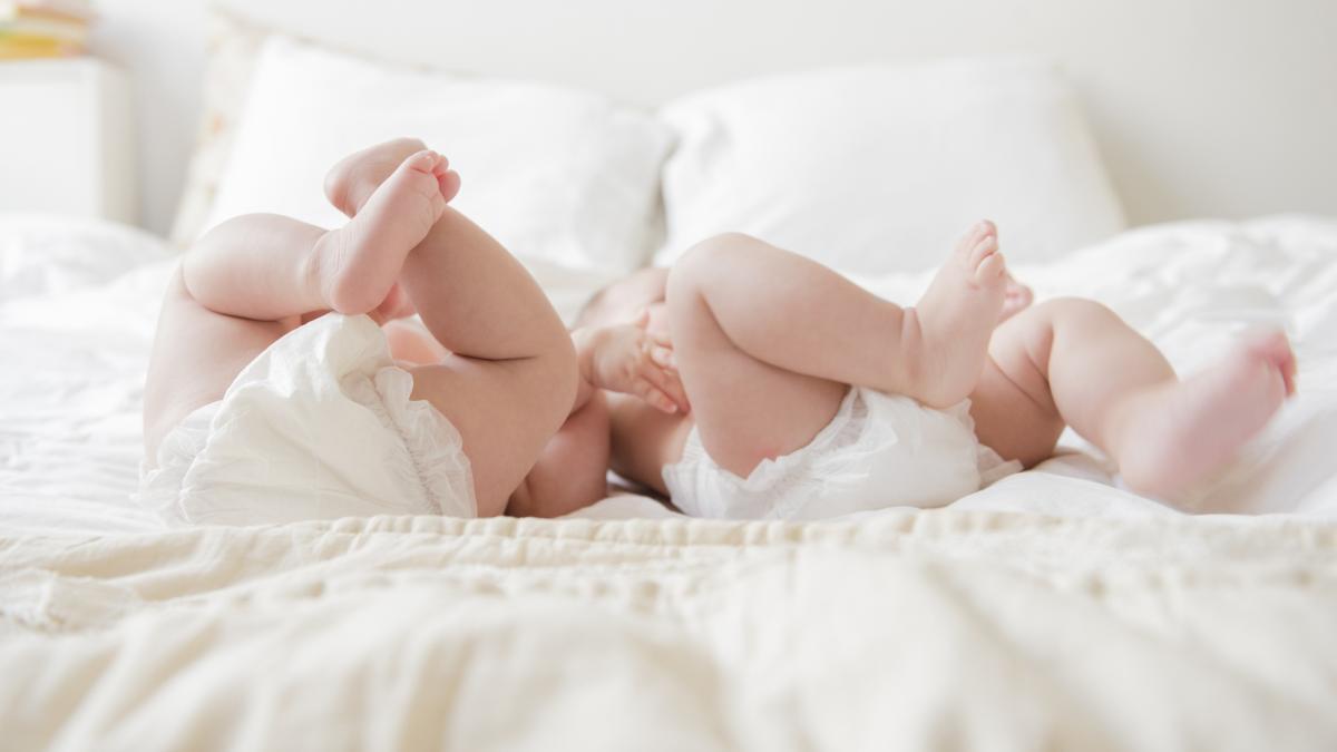 o femeie care a nascut gemenii a aflat ca acestia au tati diferiti