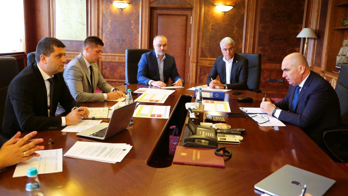 bolojan la masa cu umbrarescu si ministrii miruta si pislaru avem nevoie ca de aer de banii din pnrr pentru autostrazi