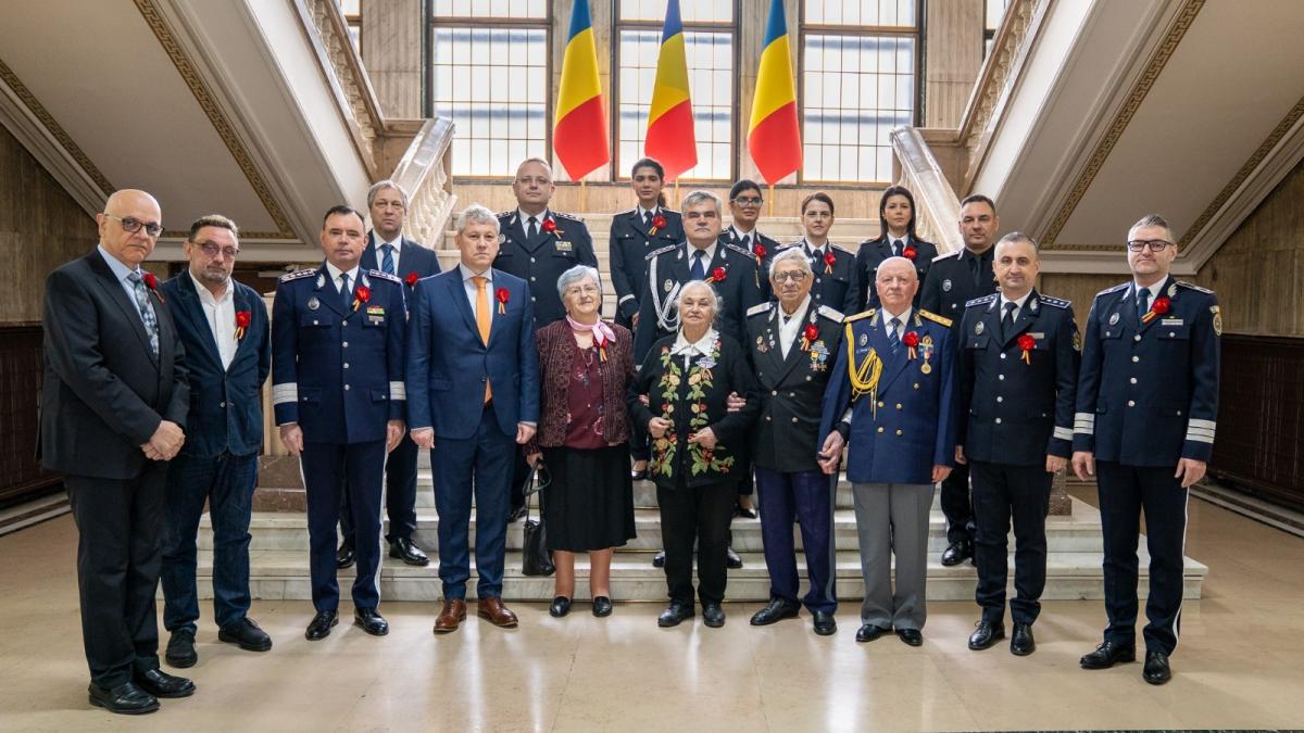 catalin predoiu a oferit diplome de recunoastere a meritelor de ziua veteranilor de razboi sunt o lectie vie despre iubire de tara