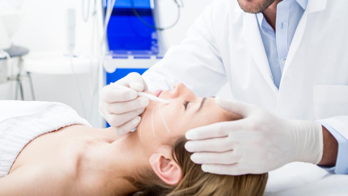 colegiul medicilor il cerceteaza pe medicul din bucuresti la care o pacienta a mers pentru lifting si a ajuns in coma apoi a murit