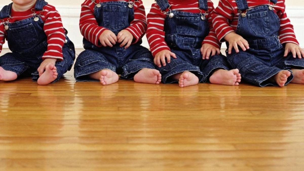 o femeie care credea ca este insarcinata cu tripleti a nascut de fapt patru copii initial i s a spus ca are gemeni