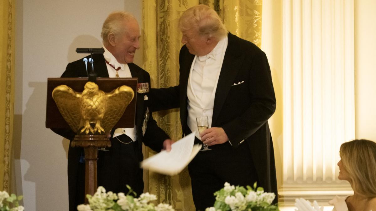 poza in care apar Regele Charles al III-lea, Donald Trump, preşedintele SUA, şi soţia sa, Melania Trump