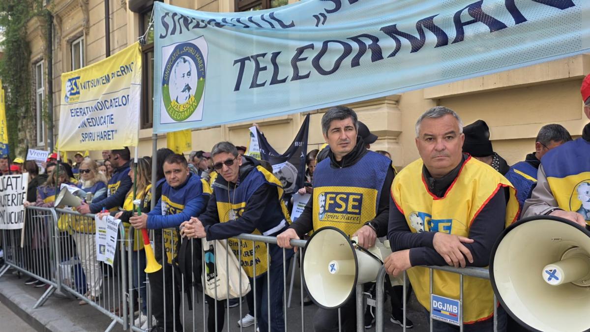 sindicalisti din educatie au venit cu sirene si vuvuzele in fata ministerului nu ne obligati sa intram din nou in greva