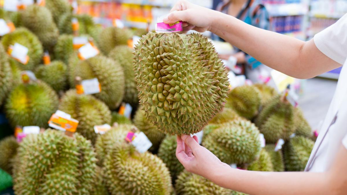 thailanda are o problema mare cu fructul care miroase a branza stricata si apeleaza la influenceri ca s o rezolve