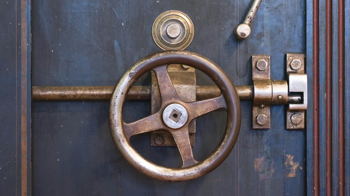 un barbat care a cumparat un seif vechi cu 15 euro a gasit in el o comoara de 30 000 de euro