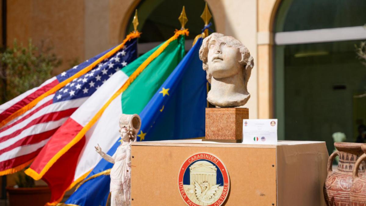 capul unei statui a lui alexandru cel mare si alte alte 337 de artefacte s au intors in italia