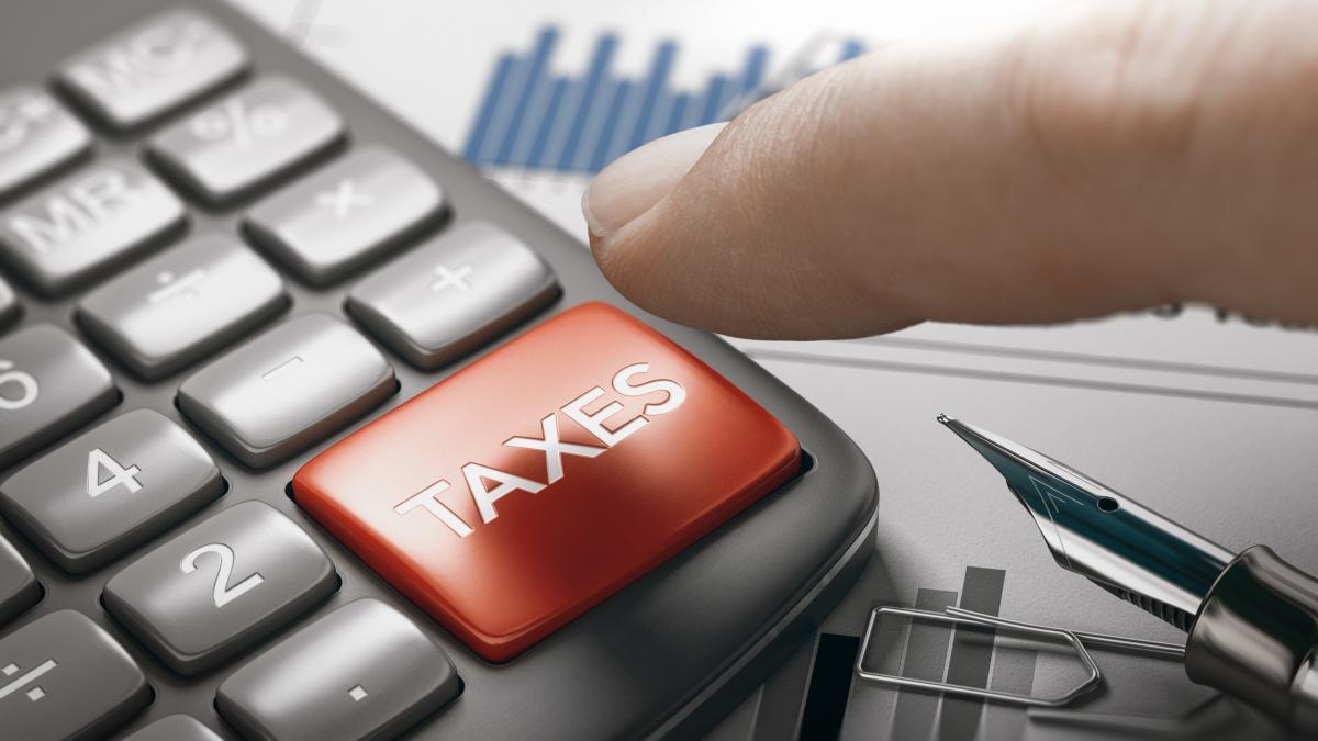 ilustrație calculator cu buton roșu taxes