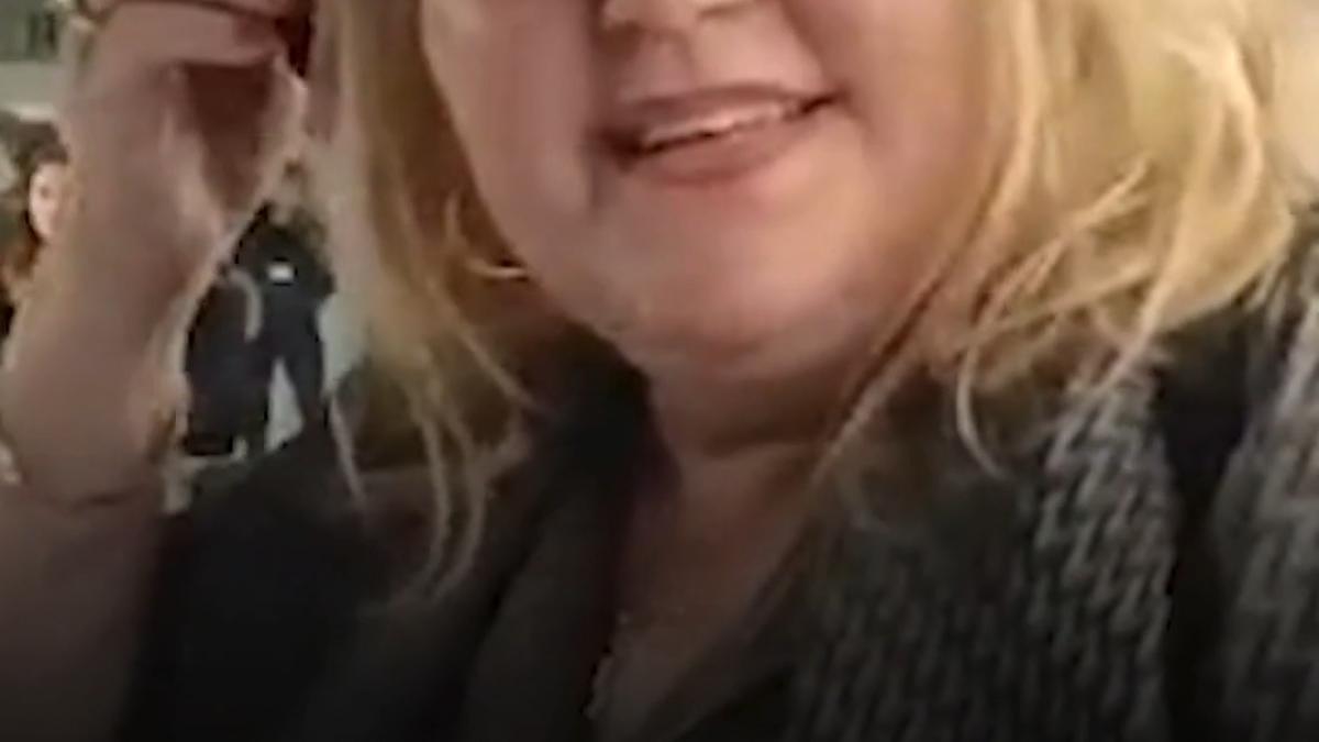 diana sosoaca s a intors de la strasbourg fara imunitatea parlamentara e intampinata de sustinatori