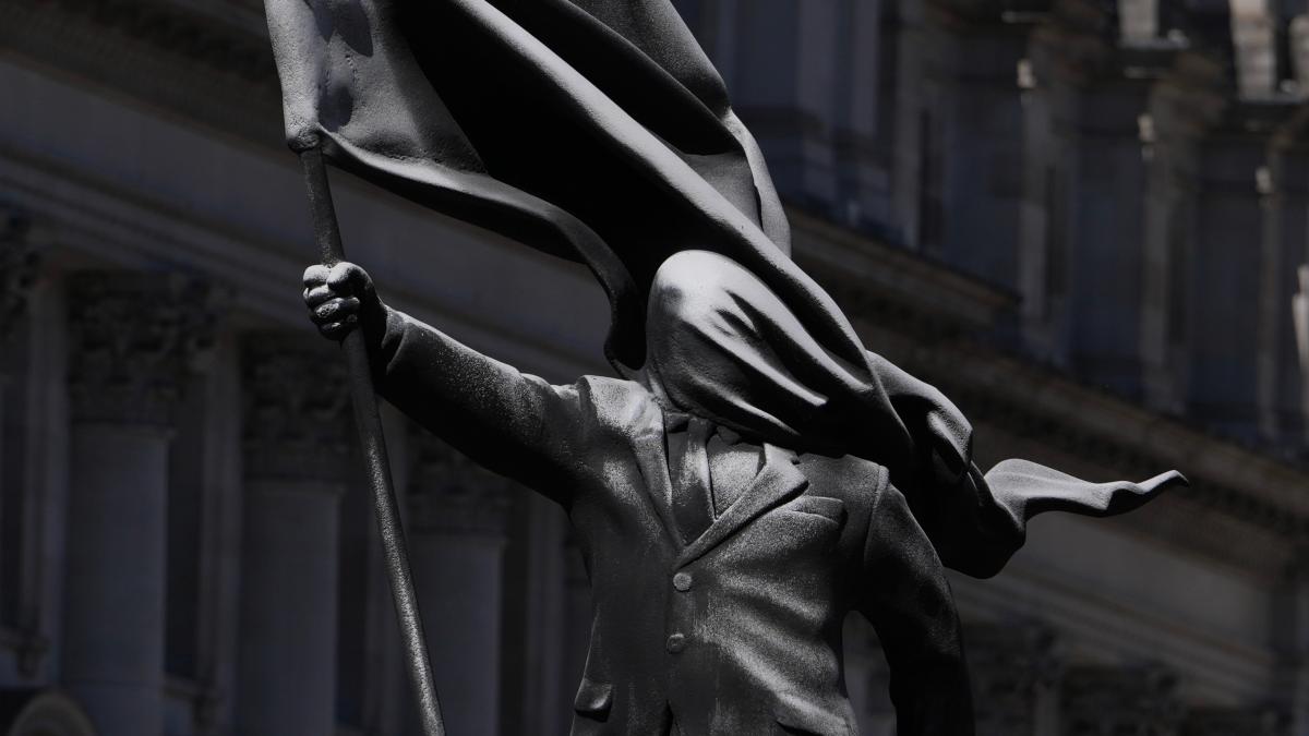 o statuie uriasa a aparut peste noapte in centrul londrei poarta semnatura lui banksy