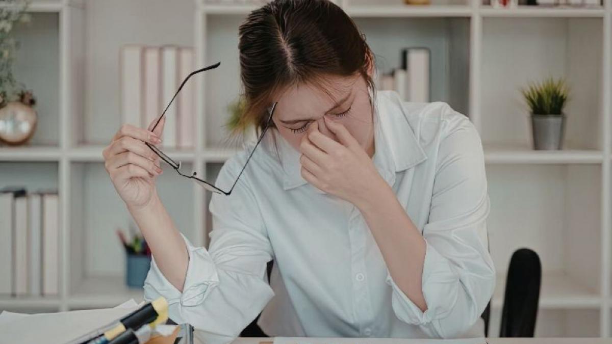 femeie obosita la birou
