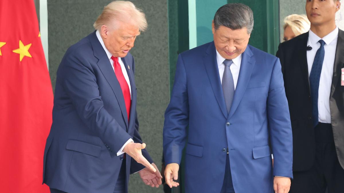 Donald trump ii arata ceva pe jos lui Xi Jinping