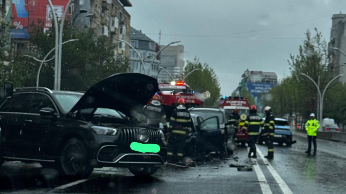 trafic blocat pe cea mai mare artera din centrul bucurestiului un accident cu patru masini a avut loc pe bd i c bratianu