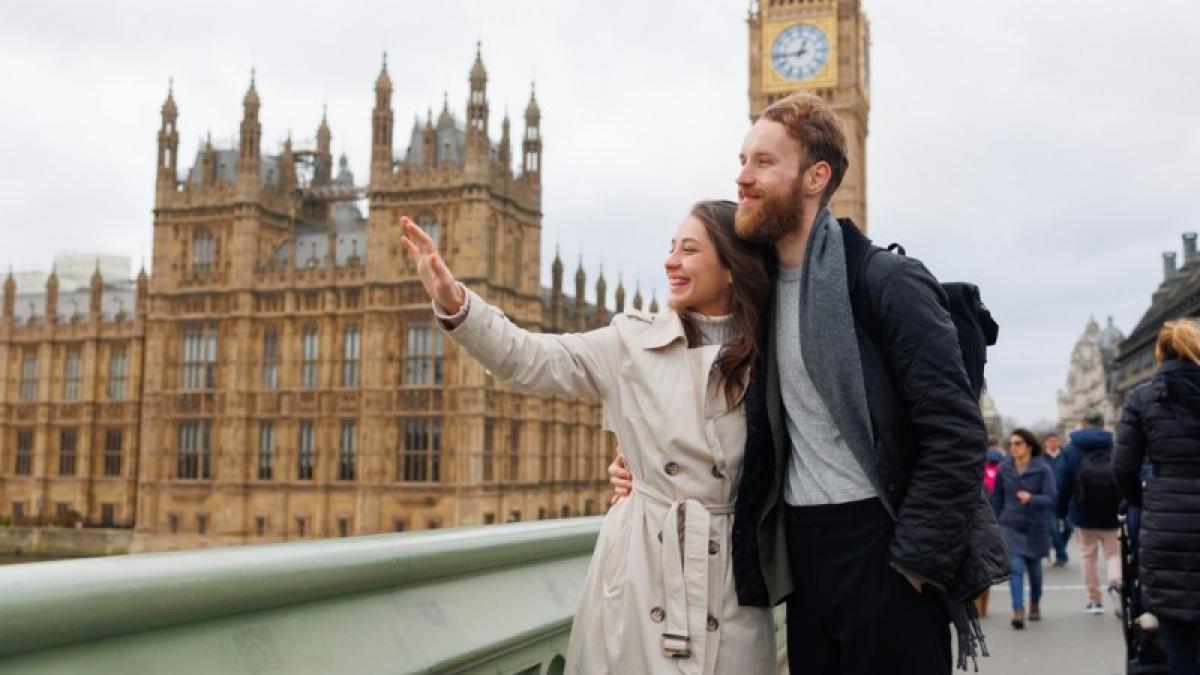 cuplu tanar in londra