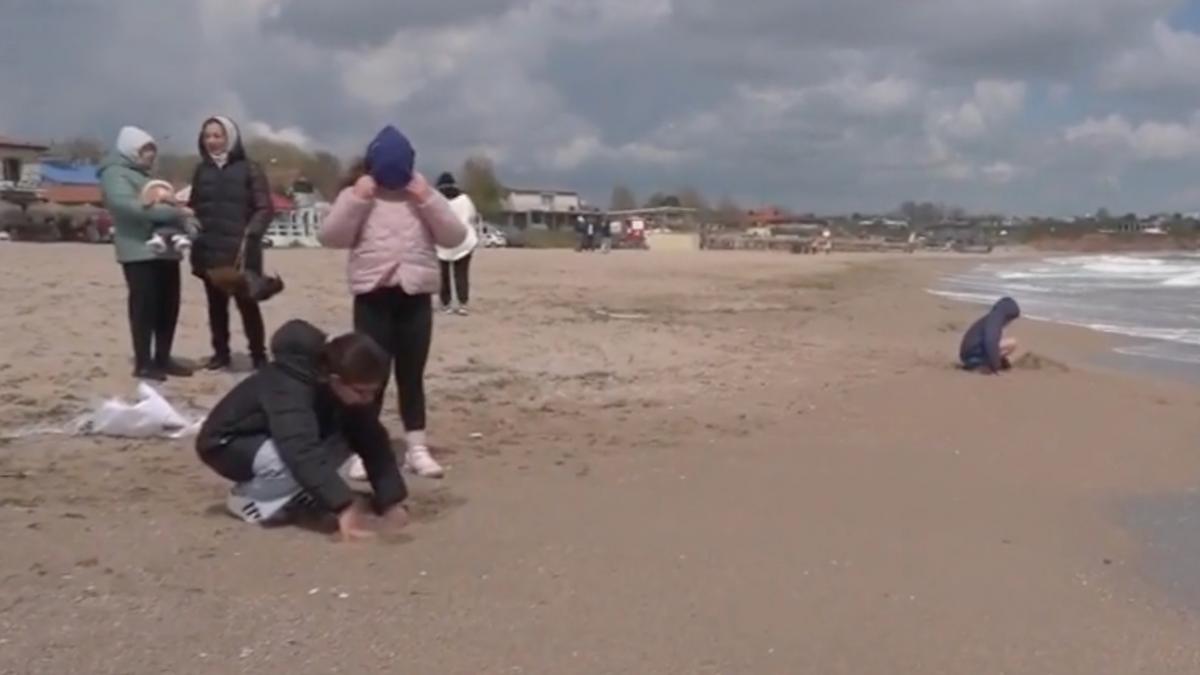 imagini de la mare de 1 mai 2026 in vama veche oamenii poarta geci si caciuli pe plaja cum va fi vremea in continuare