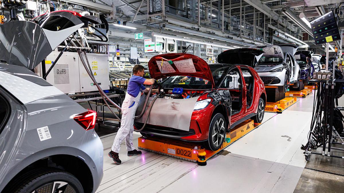 trump anunta ca taxeaza cu 25 autoturismele din ue presedintele sua acuza uniunea ca nu respecta acordul comercial din 2025