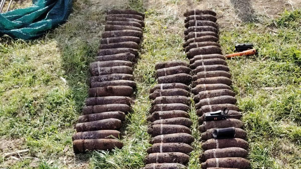 aproape 100 de proiectile neexplodate au fost gasite in timpul constructiei unui gard dintr un sat din iasi
