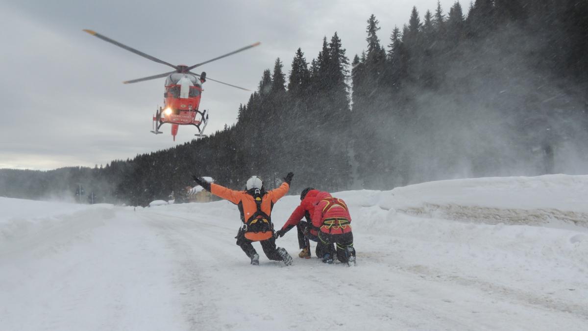 avalansa in bucegi cel putin o victima este prinsa sub zapada pe valea costilei salvamontistii intervin sprijiniti de un elicopter