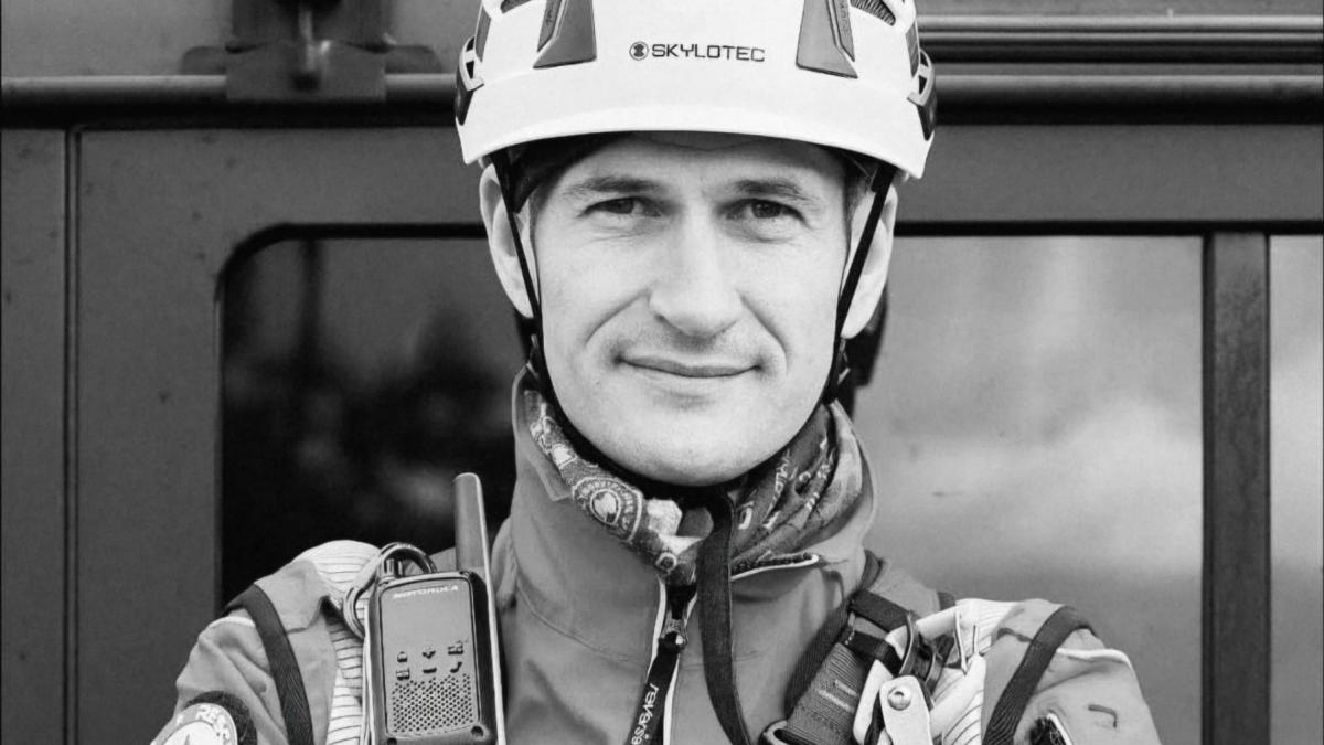 avalansa in bucegi cel putin o victima este prinsa sub zapada pe valea costilei salvamontistii intervin sprijiniti de un elicopter