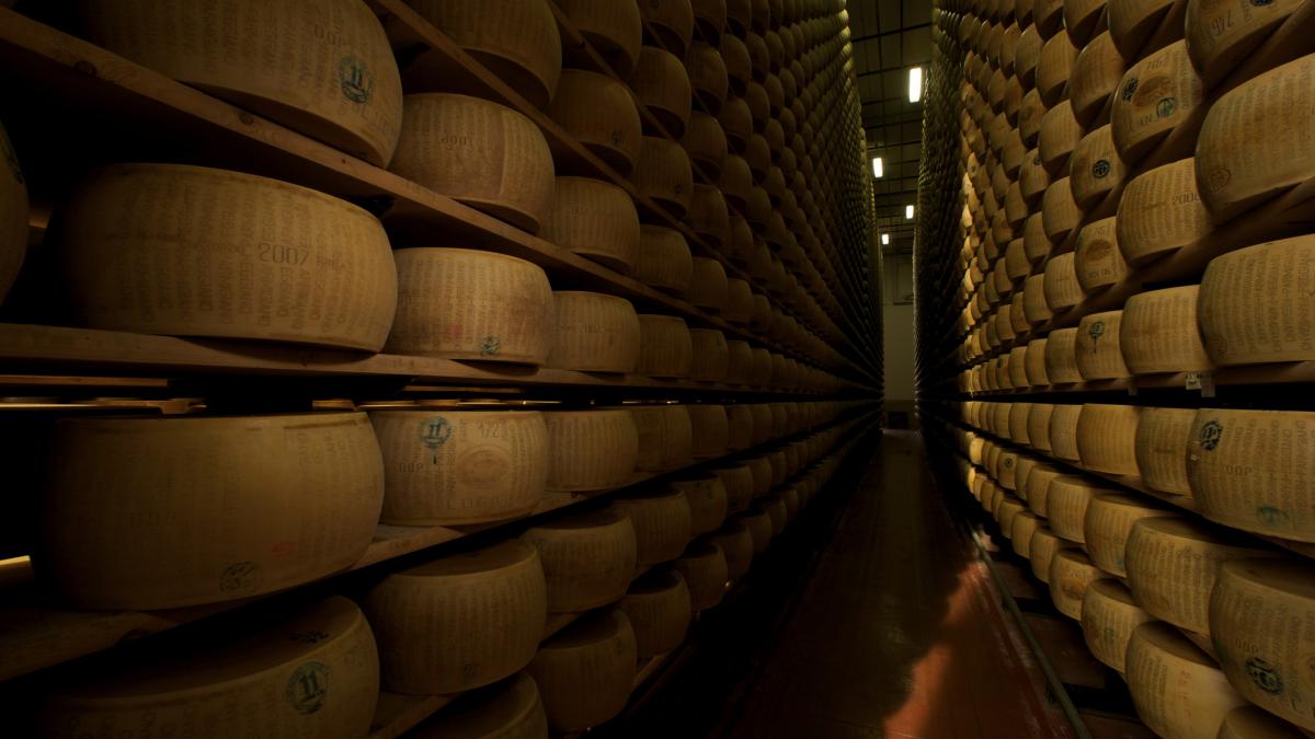 banca secreta din italia unde branza devine aur financiar in seif sunt 500 000 de roti de parmigiano reggiano cum arata catedrala