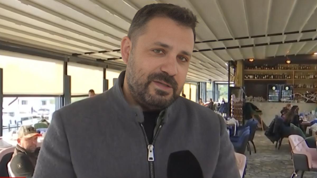 om care se uita in fata