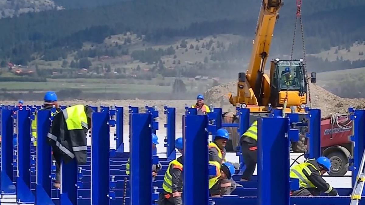 santier de proportii pe noul tronson al autostrazii a8 600 de muncitori si zeci de utilaje