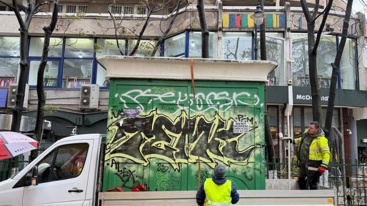 un chiosc uitat de 20 de ani in centrul bucurestiului a fost ridicat de autoritati imagini cu ce au gasit muncitorii sub el