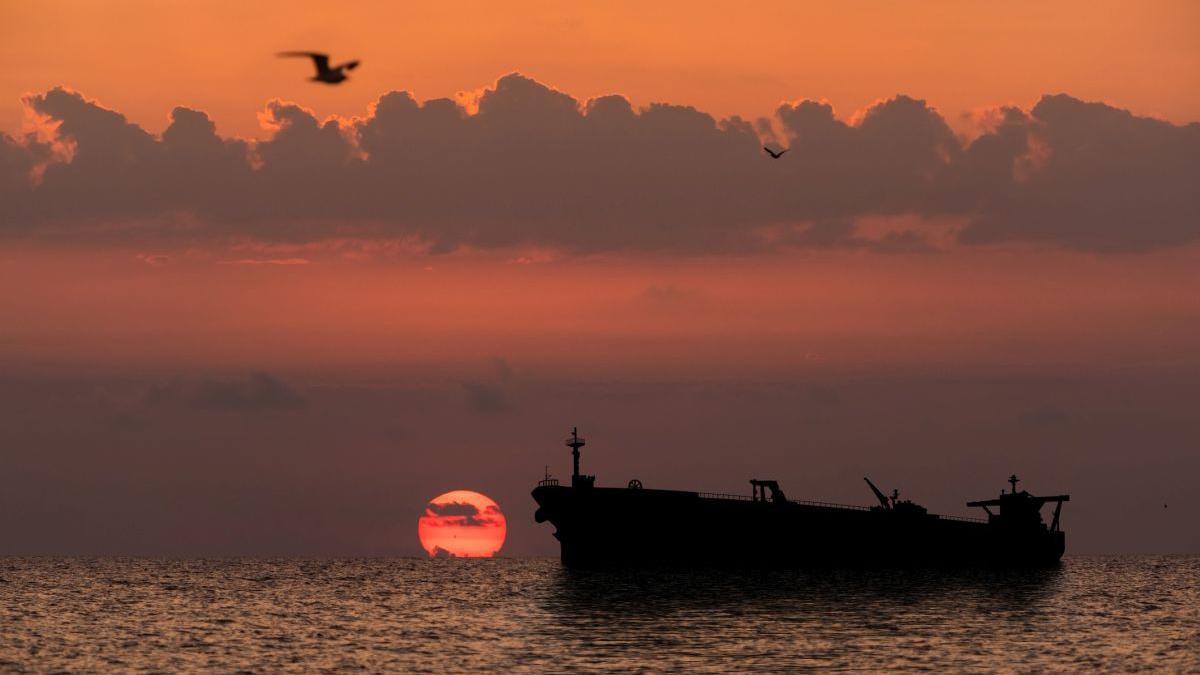 un petrolier a fost capturat de pirati in largul yemenului si dus spre somalia este al treilea vas deturnat in ultimele zece zile