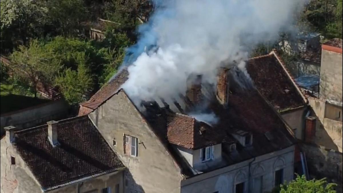 alerta in brasov dupa ce o cladire istorica a luat foc fumul gros s a vazut in tot centrul orasului