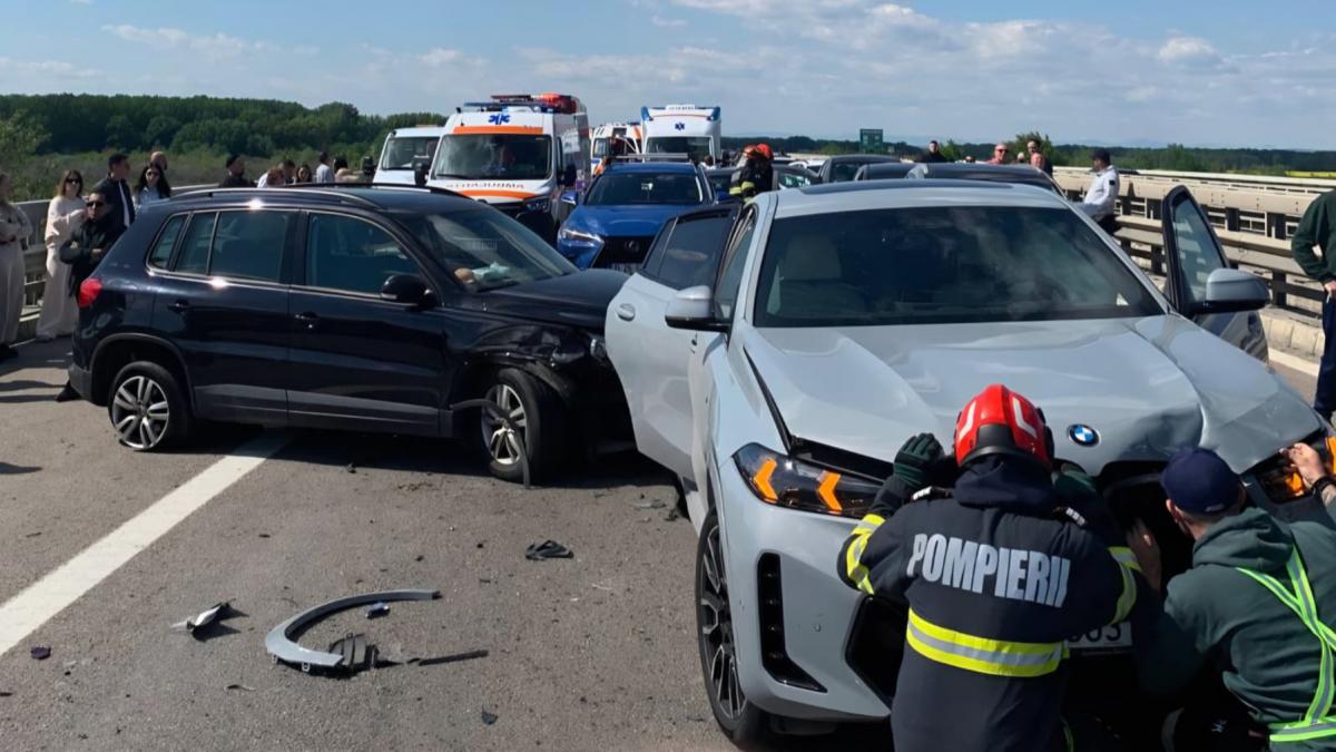 carambol cu sapte masini pe autostrada a3 sensul spre bucuresti e blocat complet traficul e deviat pe dn1 unde sunt deja ambuteiaje