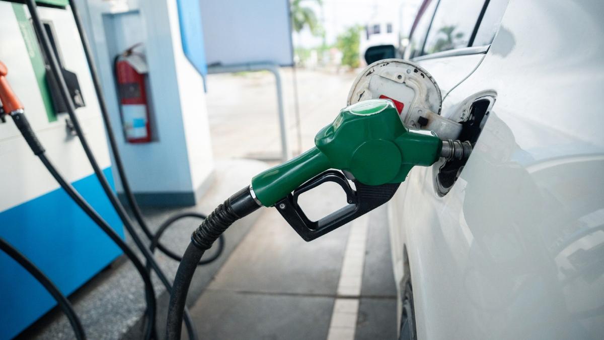 cat costa motorina si benzina duminica 3 mai carburantii s au scumpit din nou la pompa