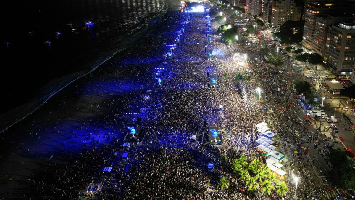 doua milioane de fani au cantat si au dansat cu shakira la megaconcertul de pe plaja copacabana imagini de la evenimentul istoric