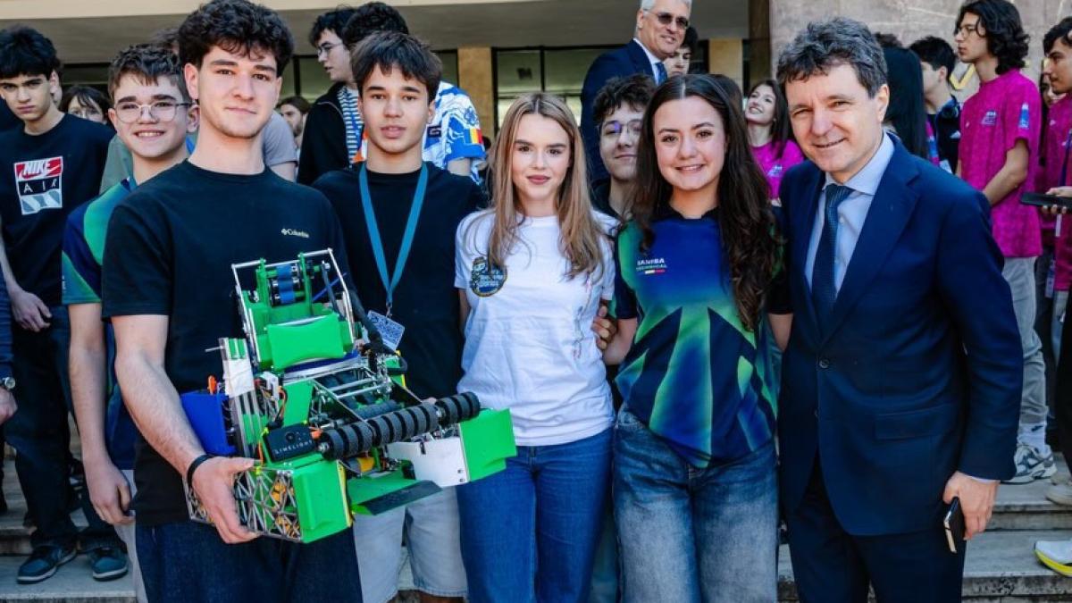 echipele de robotica ale romaniei au castigat primele patru locuri la campionatul mondial din sua nicusor dan romania e mandra de voi