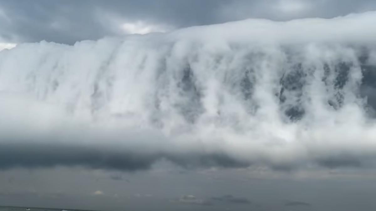 imagini spectaculoase in brazilia un nor urias ca un tub s a rostogolit deasupra unei plaje pline de turisti