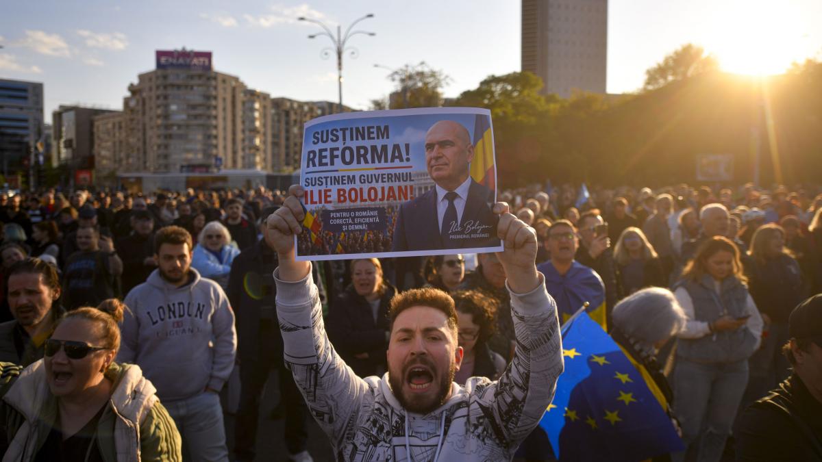 miting pro bolojan in piata victoriei cu doua zile inainte de motiunea de cenzura