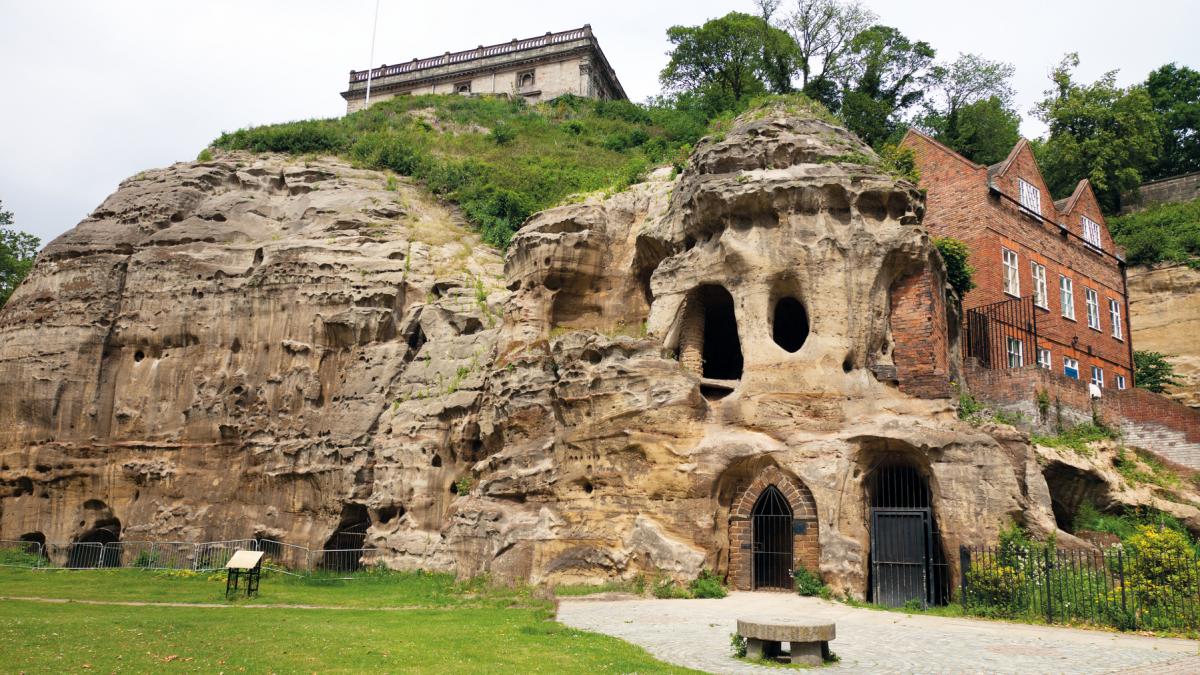 orasul devenit capitala subterana a europei are deja 1 000 de pesteri si inca se descopera altele noi cum arata casa lui robin hood